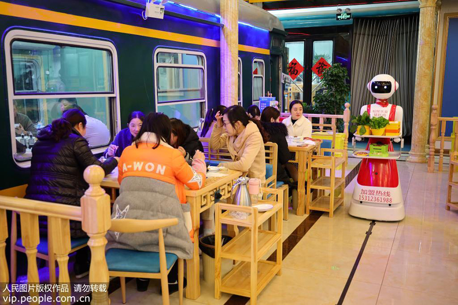12月10日，郭峰的火车餐厅还配备了机器人送菜。