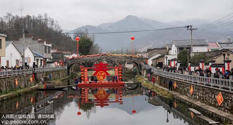 南流河中央搭起“百家宴”标志，给现场增添了浓浓的年味。