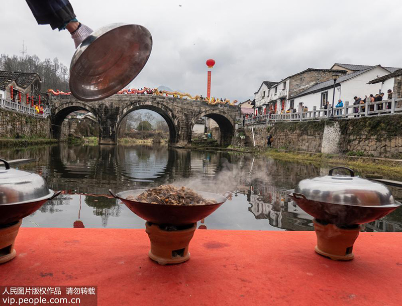 一当地出产的竹笋、豆腐、黄花菜、土鸡蛋、土猪肉等十几种菜品制成的“陵阳一品锅”，远近闻名，最受欢迎。