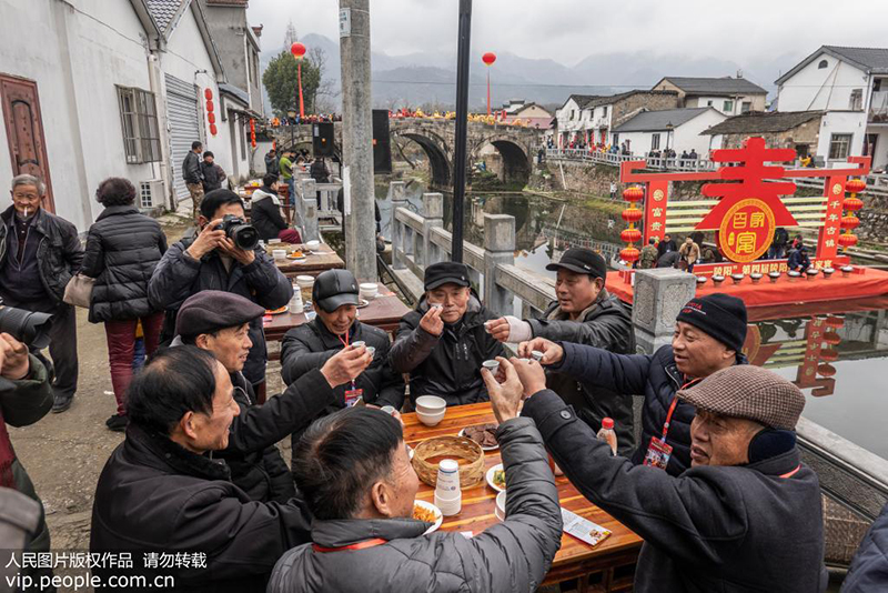 主菜还没上桌，村民们已经开始相互敬酒。